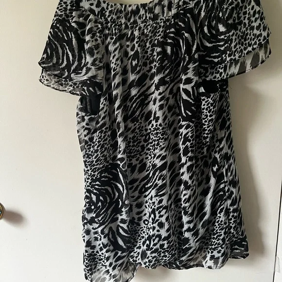 Fashion Bug Black and White Patterned Blouse - Picture 4 of 4